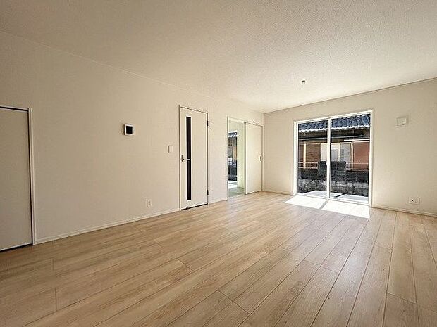 大きな窓から採光もしっかり取り入れられ、ご家族がゆっくりくつろぐ事ができる明るい温かみのあるリビング♪