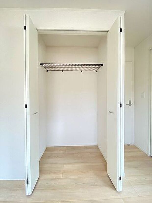 居室にそれぞれクローゼットが設けられています！お部屋はすっきり片付き本来の広さでお使いいただけます♪整然としたお部屋で過ごすのは気持ちがいいものですね。