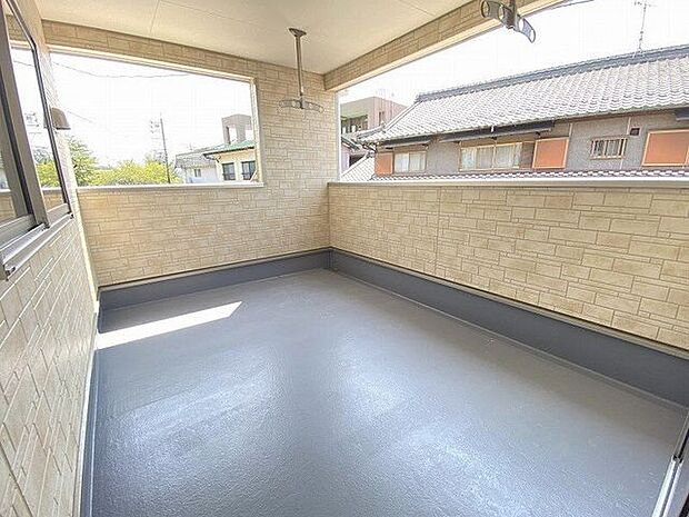 洋室から出入り可能なインナーバルコニーです。洗濯物のお片付けなど、とっても便利ですね。