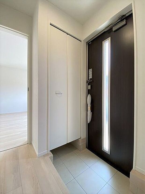 窓から光の入る明るい玄関で、家族やお客様をお迎えできます。