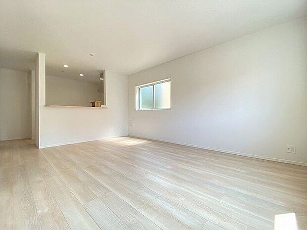 キッチンとリビングダイニングを隔てるものがなく広々としたリビング！ご家族とのコミュニケーションもとりやすくなっています。