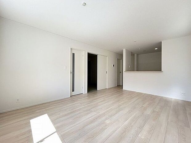 南側から陽が差し込む明るい空間は居心地が良く、ご家族が集まるくつろぎスペース♪