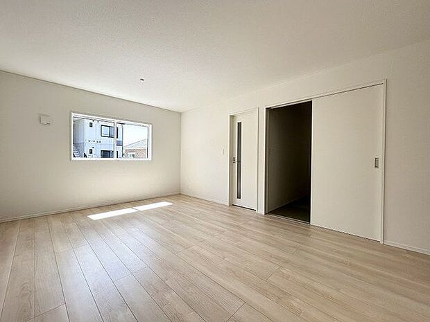 大空間のリビングには自然と家族が集まり、併設の和室でみんなでごろごろ♪