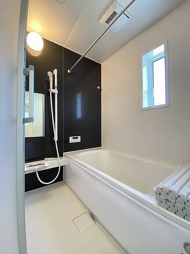 落ち着いた雰囲気の浴室にはゆったりと1日の疲れを癒す事のできる大きなバスタブ♪帰りが遅いご家族も気持ちよく入浴頂ける追炊き機能など設備も整っています。