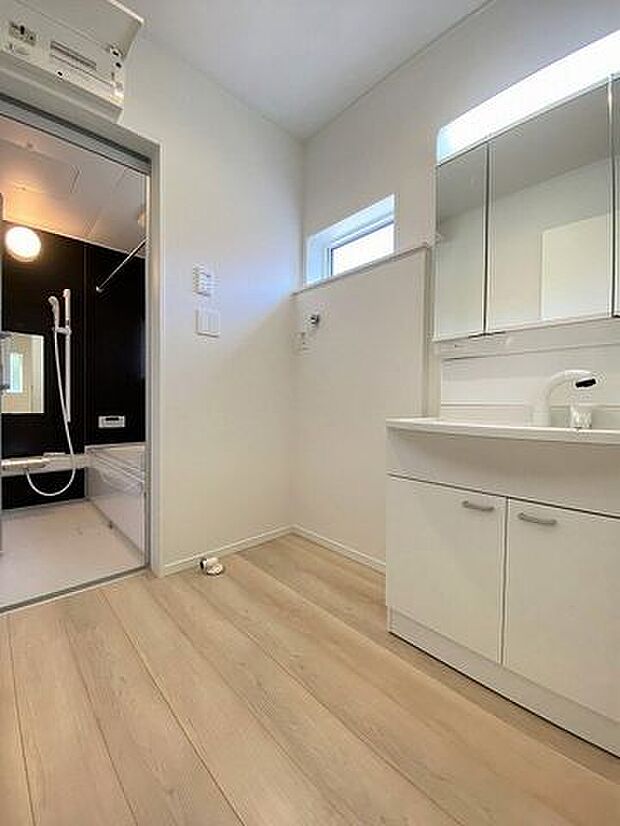 お掃除しやすく清潔感のある洗面台！女性には嬉しい三面鏡が設置され朝の忙しい身支度も快適にできます♪収納ケ所も多く、スッキリと使用できます！