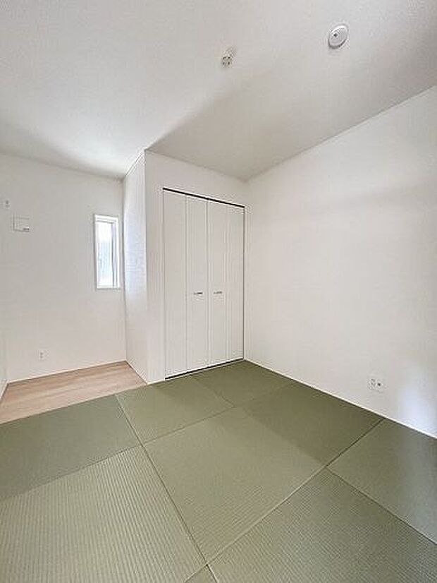 和室にある収納スペースは来客用の座布団やお昼寝用のお布団、リビングで使うものなど収納ができ大変重宝！