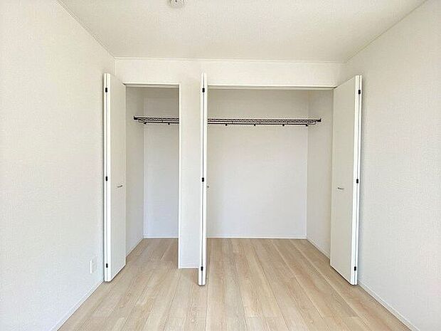 居室にそれぞれクローゼットが設けられています!お部屋はすっきり片付き本来の広さでお使いいただけます♪整然としたお部屋で過ごすのは気持ちがいいものですね。