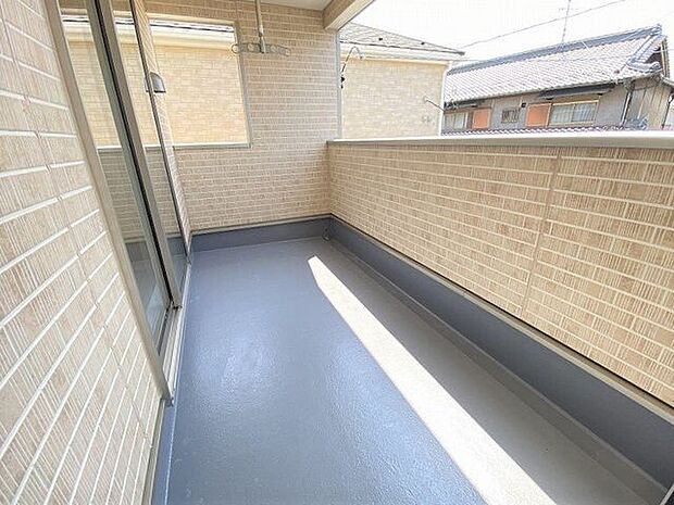 洋室から出入り可能なインナーバルコニーです。洗濯物のお片付けなど、とっても便利ですね。