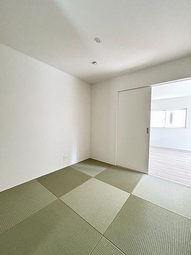 リビングから目が届く和室は、お子様の遊び部屋・お昼寝スペースとして使うのもオススメです♪