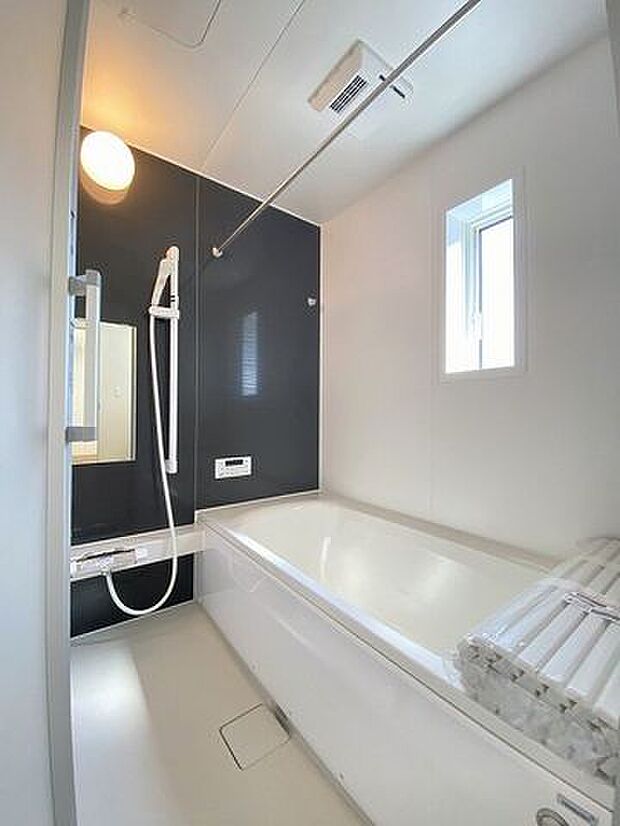 落ち着いた雰囲気の浴室にはゆったりと1日の疲れを癒す事のできる大きなバスタブ♪帰りが遅いご家族も気持ちよく入浴頂ける追炊き機能など設備も整っています。