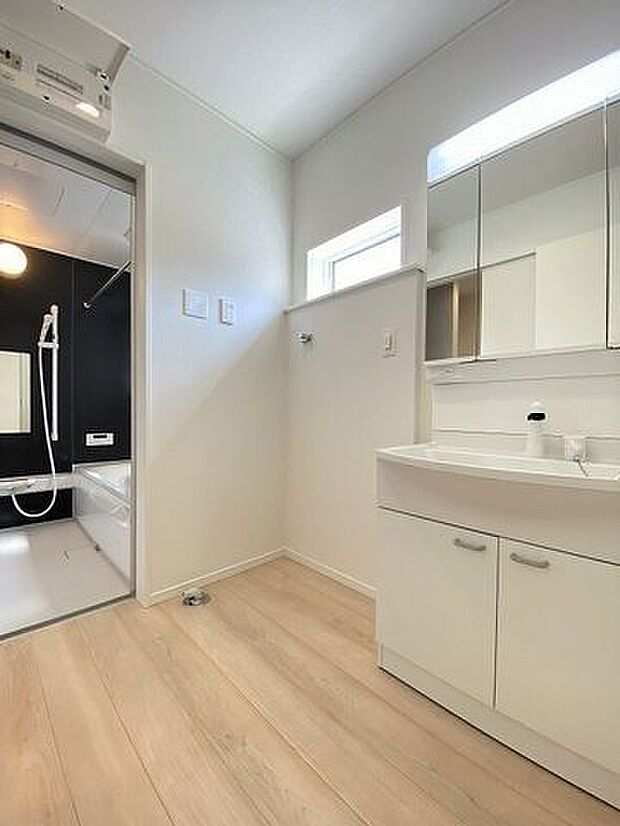 使いやすくお掃除もしやすい大きな洗面ボウル!三面鏡の裏側にある収納スペースは化粧品や洗面小物などを収納できすっきり♪