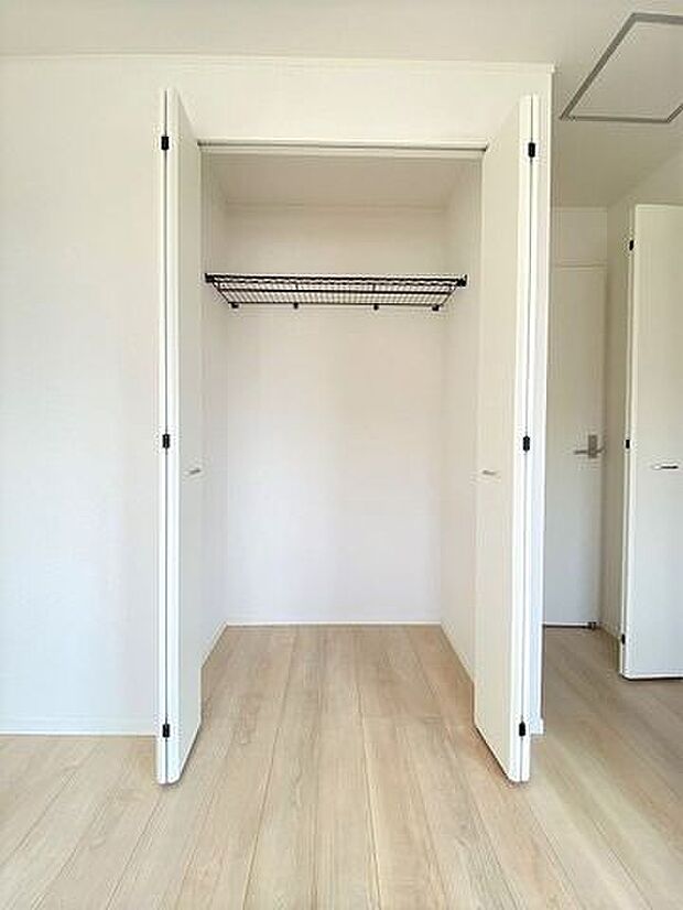季節物の衣類や布団の収納に欠かせないクローゼット♪全居室に付いています!
