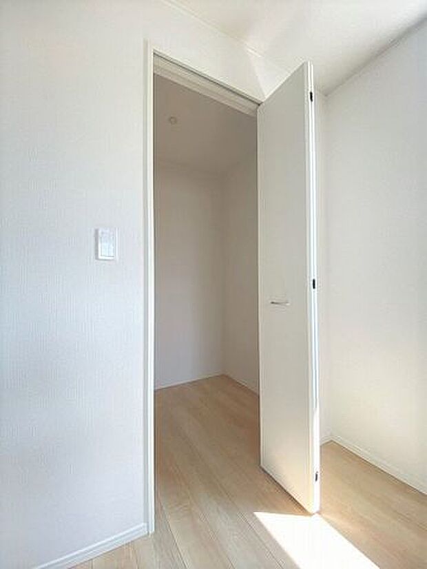 ウォークinクローゼット♪季節物の衣類やお布団の他にもたくさんの物が収納できます!