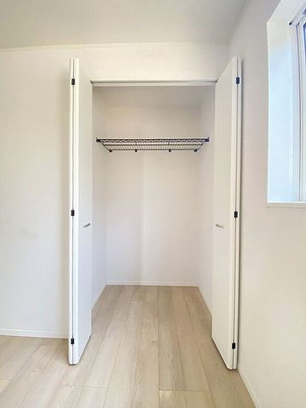 居室にそれぞれクローゼットが設けられています!お部屋はすっきり片付き本来の広さでお使いいただけます♪整然としたお部屋で過ごすのは気持ちがいいものですね。