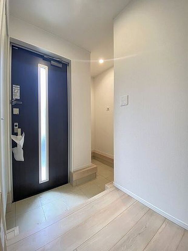 窓から光の入る明るい玄関で、家族やお客様をお迎えできます。