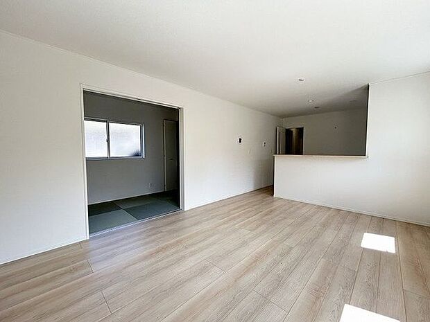 和室続きのリビングは広々としておりキッチンとリビングダイニングを隔てるものがなく開放感あふれる空間♪