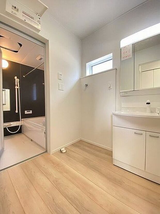 お掃除しやすく清潔感のある洗面台！女性には嬉しい三面鏡が設置され朝の忙しい身支度も快適にできます♪収納ケ所も多く、スッキリと使用できます！