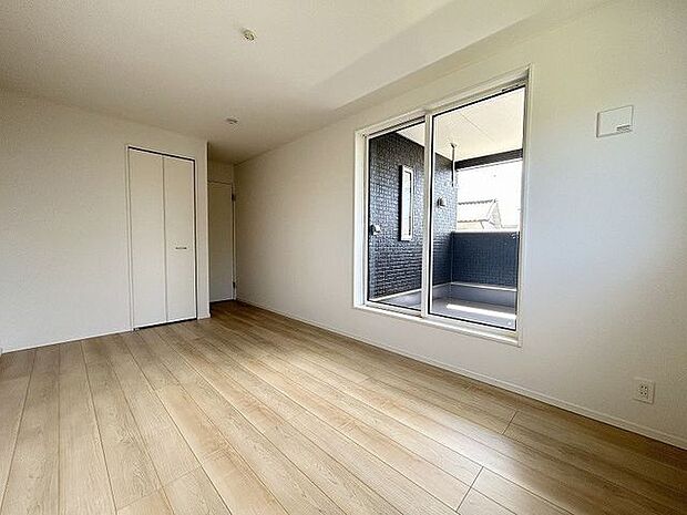 大きな窓によりお部屋をさらに広く・明るく・開放的に感じられます！