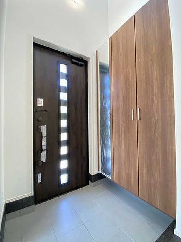 大容量のシューズボックスは姿見付きで、お出掛け前の身だしなみチェックができます。