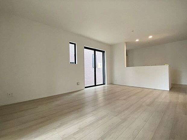 南側からたっぷりの陽が差し込む明るい空間は居心地が良く、ご家族が集まるくつろぎスペース♪