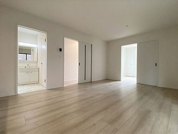 開放感あふれる空間の中、ご家族とコミュニケーションを取りながら楽しくキッチンで家事をこなせます。