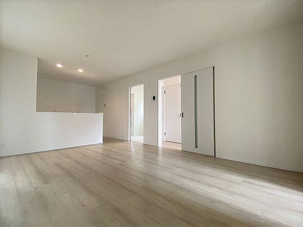 キッチンとリビングダイニングを隔てるものがなく広々としたリビング!ご家族とのコミュニケーションもとりやすくなっています。