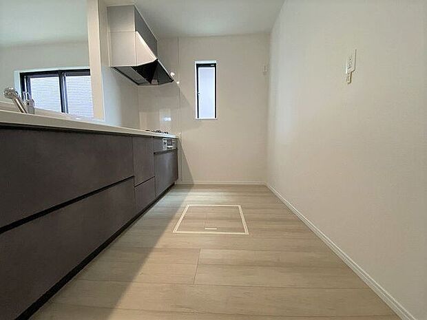 ゆとりのサイズを確保し、ひとりだけでなくお子様や旦那様と一緒にキッチンに立つのに快適なスペース♪