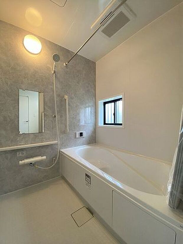 手足を伸ばしてゆったりと入ることのできる大きなバスタブ♪肩までしっかりと浸かれば心身ともにリラックス♪