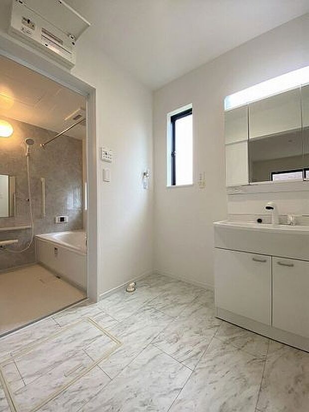 使いやすくお掃除もしやすい大きな洗面ボウル!三面鏡の裏側にある収納スペースは化粧品や洗面小物などを収納できすっきり♪