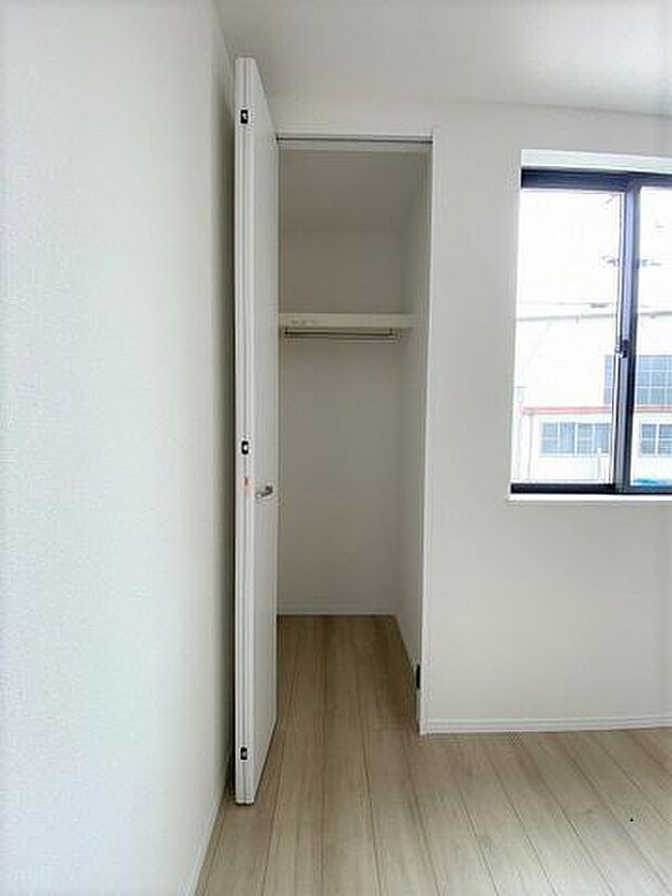 1階にある収納は来客用の座布団やお昼寝用のお布団、リビングで使うものなどが収納でき大変重宝!