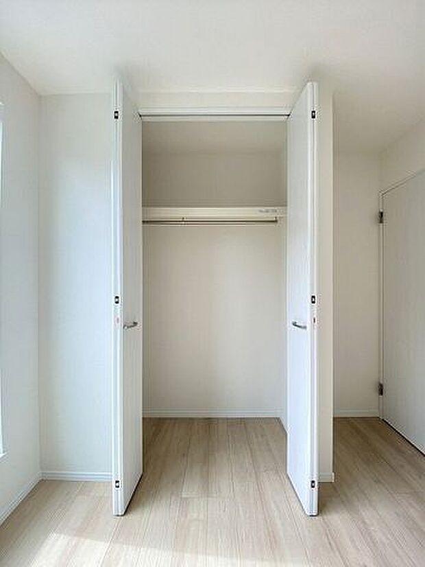 居室にそれぞれクローゼットが設けられています!お部屋はすっきり片付き本来の広さでお使いいただけます♪整然としたお部屋で過ごすのは気持ちがいいものですね。