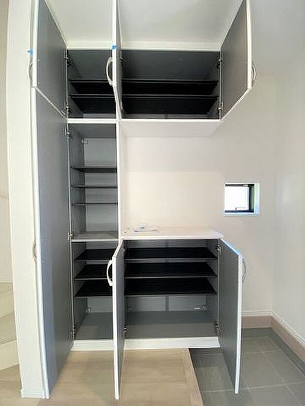 天井まであるシューズボックスは、ご家族全員分の履物を収納できるほどの大容量です。