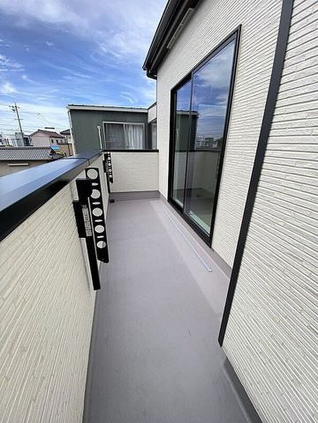 南向きのバルコニー♪太陽の光いっぱい浴びた洗濯物が気持ちがいいですね。