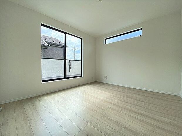 大きな窓によりお部屋をさらに広く・明るく・開放的に感じられます!