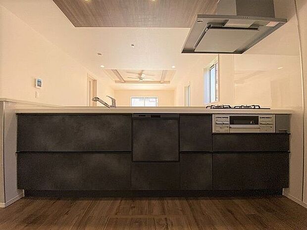 清潔感があり収納力たっぷりのシステムキッチン!使い勝手がよくお料理時間を短縮できて楽ちん♪