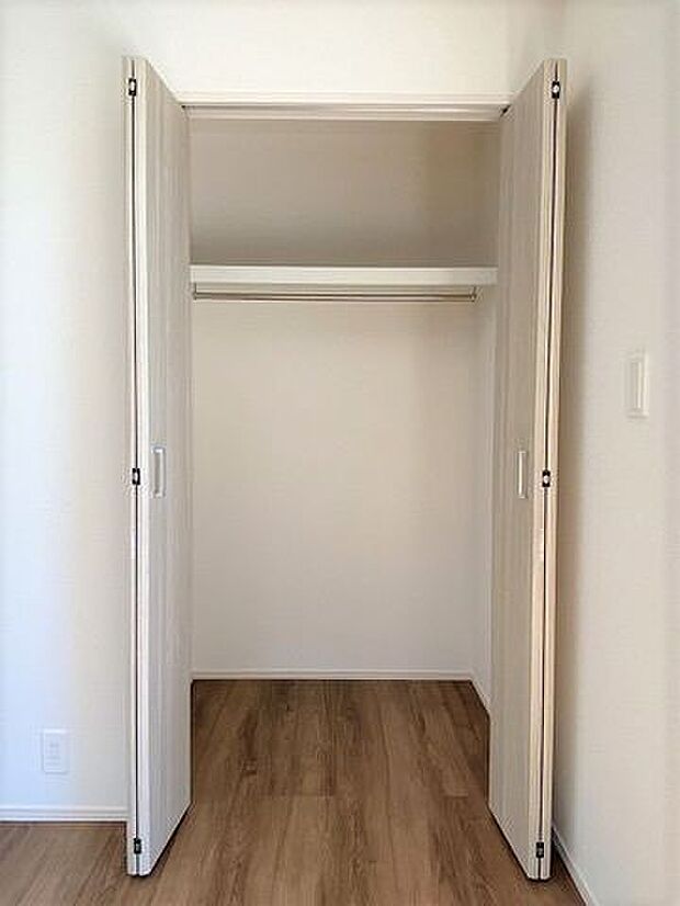 季節物の衣類や布団の収納に欠かせないクローゼット♪全居室に付いています!
