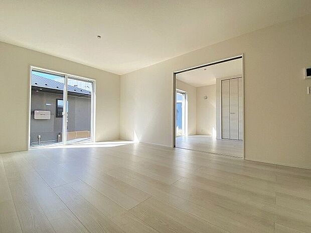 洋室続きのリビングは広々としておりキッチンとリビングダイニングを隔てるものがなく開放感あふれる空間♪