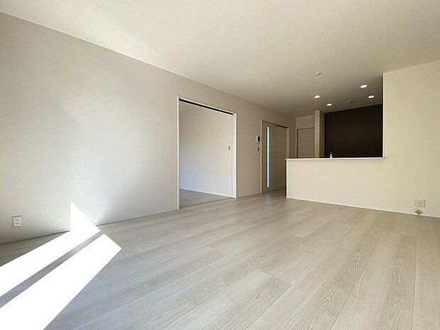 キッチンとリビングダイニングを隔てるものがなく広々としたリビング！ご家族とのコミュニケーションもとりやすくなっています。