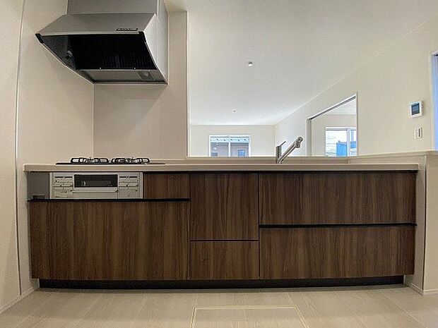 大きなシンクや広いワークトップでゆとりある空間♪高級感あふれるキッチンは見た目だけでなく優れた機能性！