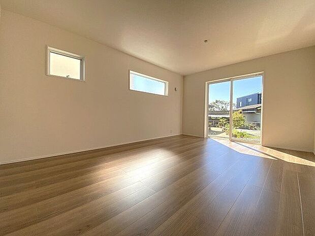 大きな窓から採光もしっかり取り入れられ、ご家族がゆっくりくつろぐ事ができる明るい温かみのあるリビング♪