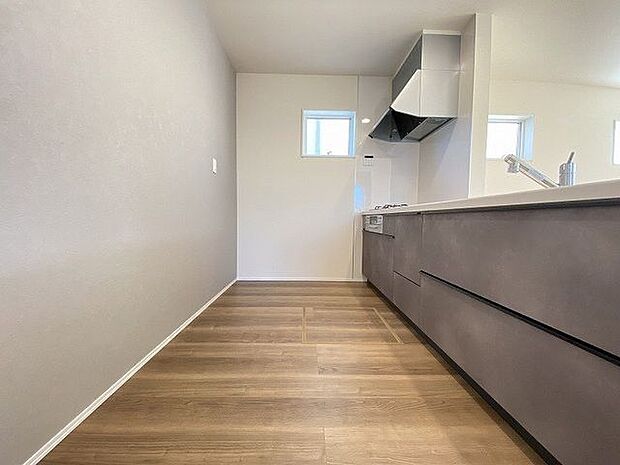 ゆとりのサイズを確保し、ひとりだけでなくお子様や旦那様と一緒にキッチンに立つのに快適なスペース♪