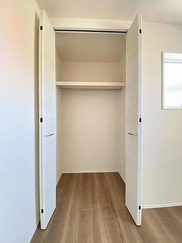 季節物の衣類や布団の収納に欠かせないクローゼット♪全居室に付いています！