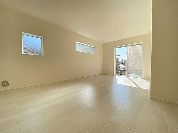 大きな窓から採光もしっかり取り入れられ、ご家族がゆっくりくつろぐ事ができる明るい温かみのあるリビング♪