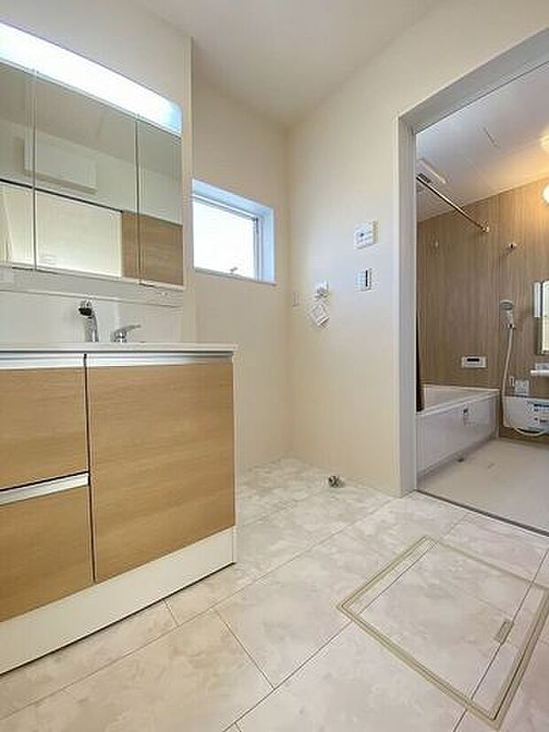 お掃除しやすく清潔感のある洗面台！女性には嬉しい三面鏡が設置され朝の忙しい身支度も快適にできます♪収納ケ所も多く、スッキリと使用できます！