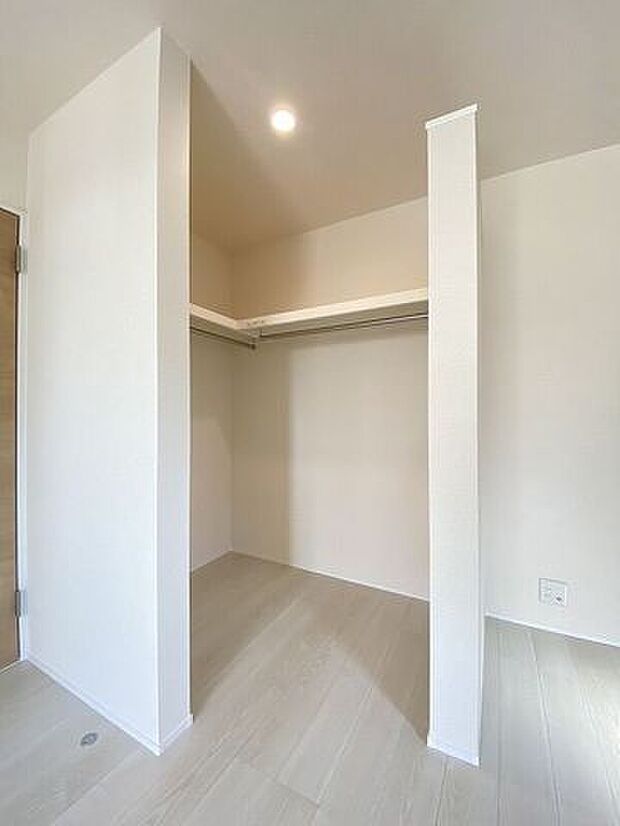 うれしいウォークinクローゼット！ハンガーパイプも付いているので大切な衣料をすっきり片付けられますね♪