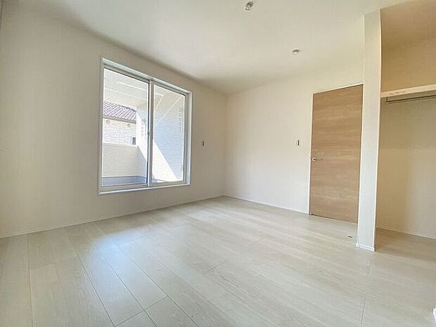 大きな窓によりお部屋をさらに広く・明るく・開放的に感じられます！