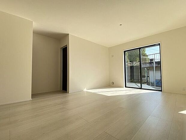 大きな窓が設けられ採光もしっかり取り入れられ、ご家族がゆっくりくつろぐ事ができる明るい温かみのあるリビングです。