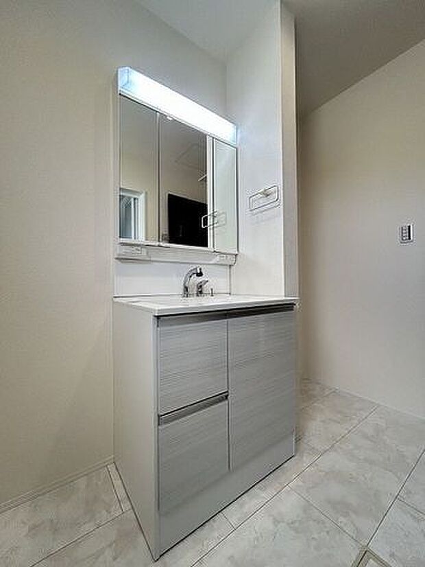 お掃除しやすく清潔感のある洗面台です。女性には嬉しい三面鏡が設置され、朝の忙しい身支度も快適にできますね。収納ケ所も多く、スッキリと使用できます。