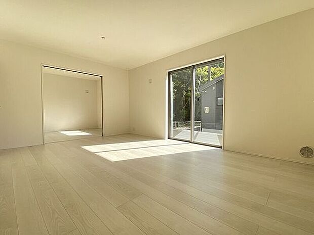 洋室続きのリビングは広々としており、キッチンとリビングダイニングを隔てるものがなく、開放感あふれる空間が広がります。