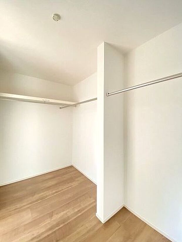 うれしいウォークinクローゼット!ハンガーパイプも付いているので大切な衣料をすっきり片付けられますね♪